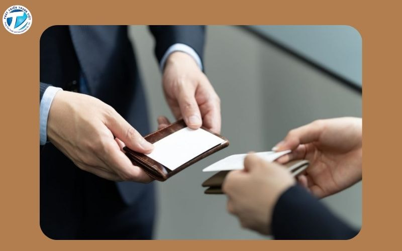 Card visit là phương tiện quan trọng để tạo dựng mối quan hệ lâu dài
